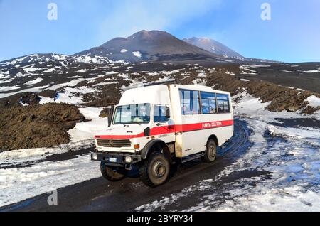 Outdoor-Bergfahrzeug auf dem Gipfel des Ätna, Sizilien, Italien, mit dem Gipfel im Hintergrund Stockfoto