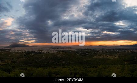 Blick auf Athen vom Pendeli-Berg im Sonnenuntergang Stockfoto