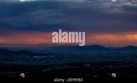 Blick auf Athen vom Pendeli-Berg im Sonnenuntergang Stockfoto