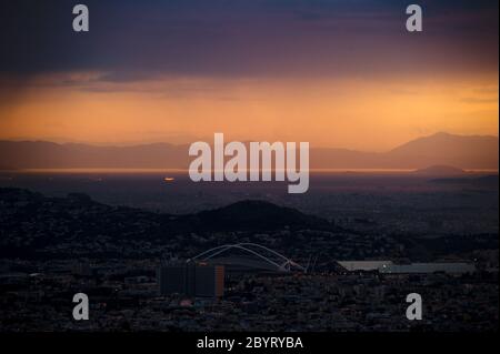 Blick auf Athen vom Pendeli-Berg im Sonnenuntergang Stockfoto