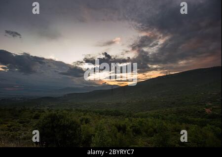 Blick auf Athen vom Pendeli-Berg im Sonnenuntergang Stockfoto