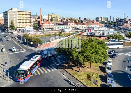 Luftaufnahme eines öffentlichen Busses im Zentrum von Catania im Dezember mit dem Busbahnhof und dem Bahnhof Stockfoto