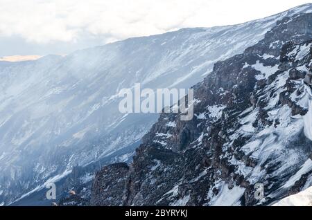 Rauch und Schnee auf dem Ätna, Sizilien, Italien, einen Tag vor dem Ausbruch im Dezember 2018 Stockfoto