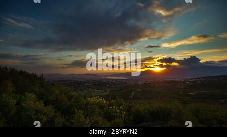 Blick auf Athen vom Pendeli-Berg im Sonnenuntergang Stockfoto