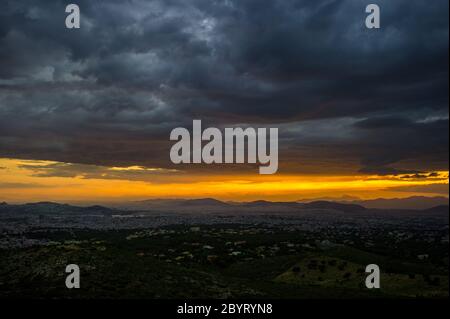 Blick auf Athen vom Pendeli-Berg im Sonnenuntergang Stockfoto