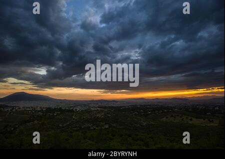 Blick auf Athen vom Pendeli-Berg im Sonnenuntergang Stockfoto