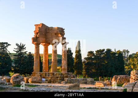 Ruinen des Tempels von Castor und Pollux, Sizilien, Italien Stockfoto