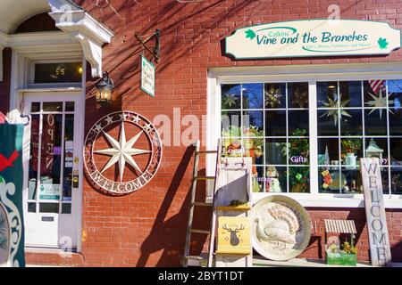 Lititz, PA / USA - 16. November 2019: Die kleinen Läden und Geschäfte der Stadt nutzen oft die Bürgersteige, um eine eklektische Auswahl an Waren zu zeigen. Stockfoto