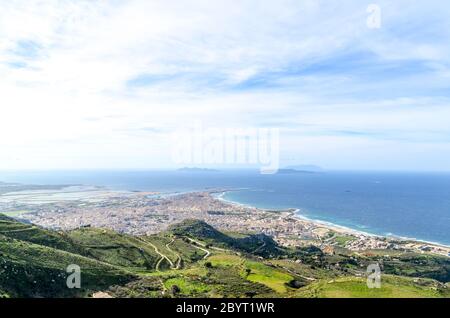 Luftaufnahmen von Trapani von Erice, Sizilien, Italien, im Winter (Dezember) Stockfoto