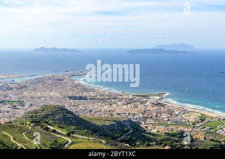 Luftaufnahmen von Trapani von Erice, Sizilien, Italien, im Winter (Dezember) Stockfoto