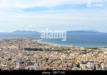 Luftaufnahmen von Trapani von Erice, Sizilien, Italien, im Winter (Dezember) Stockfoto