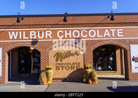 Lititz, PA USA - 16. November 2019: Eingang des Wilbur Chocolate Stores in der Innenstadt von Lititz. Stockfoto