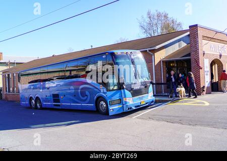 Lititz, PA USA - 16. November 2019: Ein Tourbus parkte im Wilbur Chocolate Store in Lititz. Stockfoto