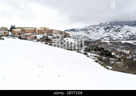 Winterlandschaft mit Schnee über Gangi und Geraci Siculo in den Bergen bei Catania, Sizilien, Italien Stockfoto