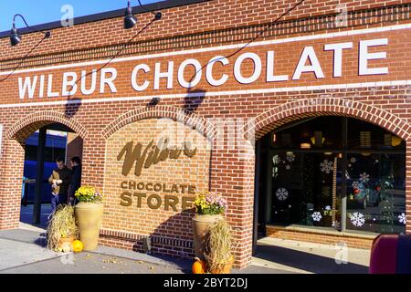 Lititz, PA USA - 16. November 2019: Eingang des Wilbur Chocolate Stores in der Innenstadt von Lititz. Stockfoto