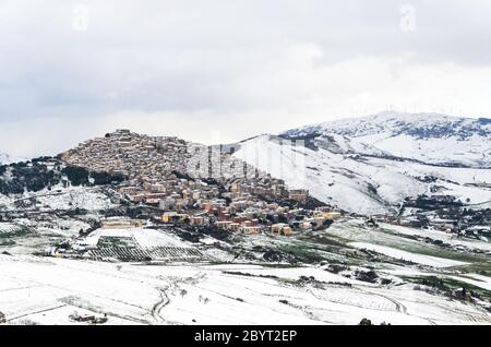 Winterlandschaft mit Schnee über Gangi und Geraci Siculo in den Bergen bei Catania, Sizilien, Italien Stockfoto