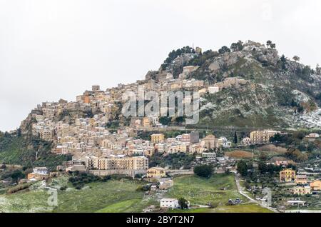 Winterlandschaft mit Schnee über Gangi und Geraci Siculo in den Bergen bei Catania, Sizilien, Italien Stockfoto