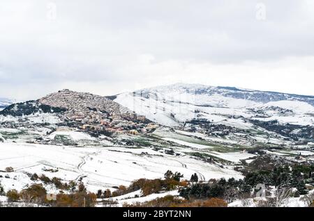 Winterlandschaft mit Schnee über Gangi und Geraci Siculo in den Bergen bei Catania, Sizilien, Italien Stockfoto