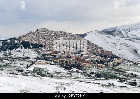 Winterlandschaft mit Schnee über Gangi und Geraci Siculo in den Bergen bei Catania, Sizilien, Italien Stockfoto