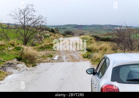 Ungepflegte Straßen in der Nähe des verlassenen Dorfes Borgo Pietro Lupo, in der Landschaft von Sizilien, Italien Stockfoto