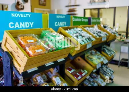 Lititz, PA USA - 16. November 2019: Neuheitsbonbons im Wilbur Chocolate Factory Store erhältlich. Stockfoto