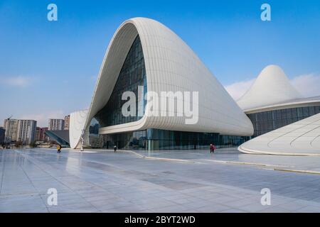 Baku, Aserbaidschan - Dezember 2019: Architektur des Heydar Alijew Centers, das beliebte Wahrzeichen für Touristen und Besucher Stockfoto