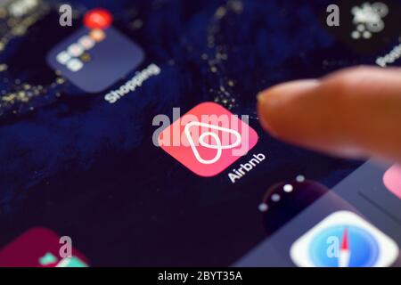 Ein Benutzer öffnet die Airbnb Mobile App von ihrem iPad aus. Stockfoto