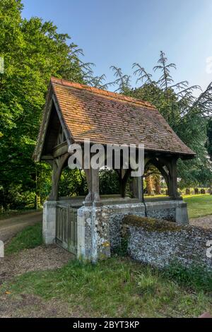 Das 1895-Lychentor der St. Peter's Kirche in Wolferton, von A. Blomfield, ist Grade II aufgeführt. Stockfoto