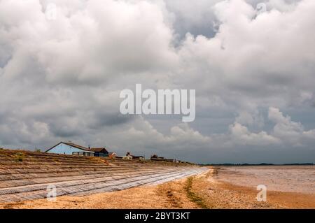 Dramatische Sturmwolken über dem Ostufer der Wash in Snettisham in Norfolk. Stockfoto