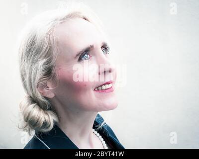 Horizontales Porträt einer stilvollen reifen Frau, die mit Zuversicht in die Zukunft blickt Stockfoto