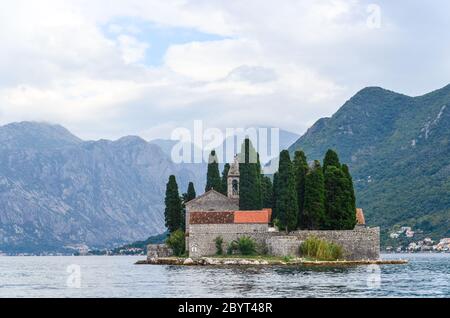 Unsere Liebe Frau von den Felsen, eine römisch-katholische Kirche, die auf einer Insel in der Bucht von Kotor, Montenegro, erbaut wurde Stockfoto