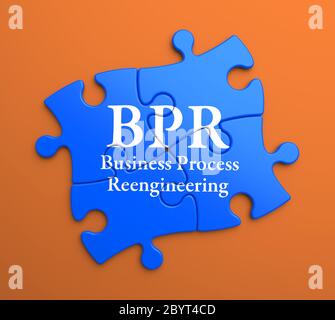 BPR - Business Process Reengineering - geschrieben auf blauen Puzzleteilen auf orangefarbenem Hintergrund. Geschäftskonzept. Stockfoto