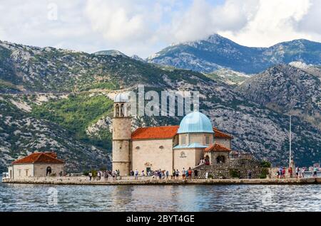 Unsere Liebe Frau von den Felsen, eine römisch-katholische Kirche, die auf einer Insel in der Bucht von Kotor, Montenegro, erbaut wurde Stockfoto