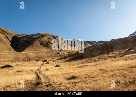 Dramatische Bergwanderlandschaft in Juta Trekking-Bereich Landschaft im Herbst - beliebtes Trekking in den Kaukasus-Bergen, Kazbegi Region, Georgien. Stockfoto