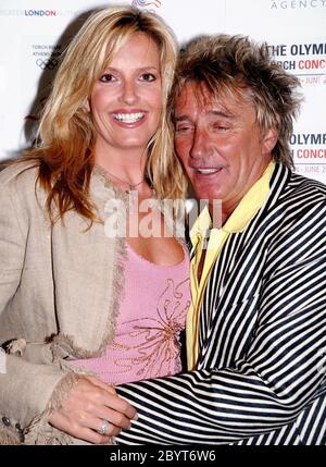 Olympic Torch Konzert in Londons Pall Mall: Rod Stewart mit Freundin Penny Lancaster Stockfoto