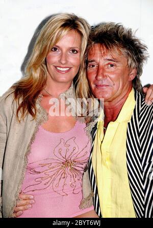 Olympic Torch Konzert in Londons Pall Mall: Rod Stewart mit Freundin Penny Lancaster Stockfoto