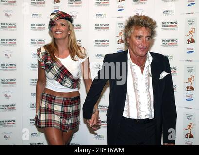 Olympic Torch Konzert in Londons Pall Mall: Rod Stewart mit Freundin Penny Lancaster Stockfoto