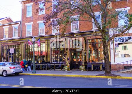 Lititz, PA / USA - 16. November 2019: Die kleinen Läden und Geschäfte der Stadt nutzen oft die Bürgersteige, um eine eklektische Auswahl an Waren zu zeigen. Stockfoto