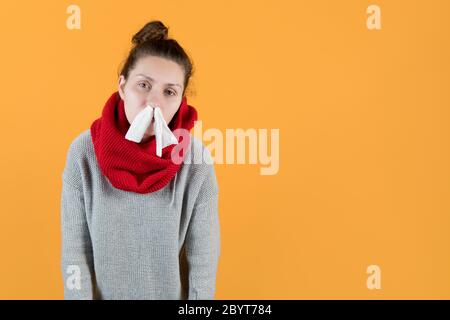 Hängende kranke Mädchen mit Servietten in der Nase Stockfoto