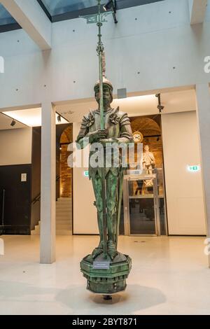 Budapest, Ungarn - Feb 10, 2020: Bronze ungarischen Krieger Statue im Parlament Ausstellungshalle Stockfoto