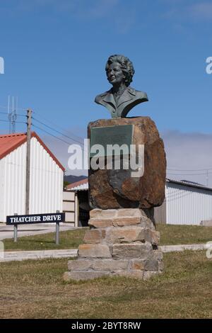 Bronzebüste von Margaret Thatcher, die nach dem Falklands-Krieg von 1982 in Port Stanley, Falklandinseln, errichtet wurde. Stockfoto