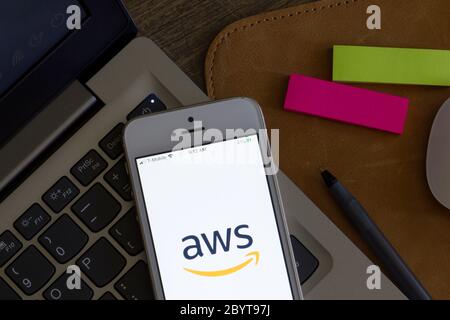 Die Begrüßungsseite der AWS-Verwaltungskonsole für die mobile App wird auf einem Smartphone angezeigt. Stockfoto