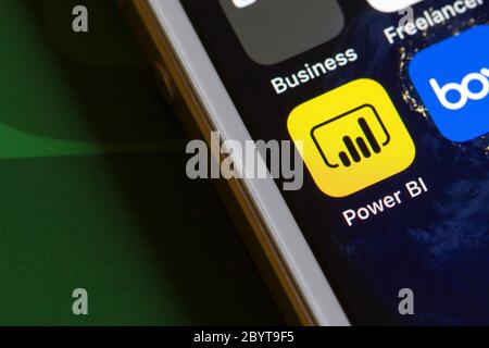 Das Symbol für die mobile Microsoft Power BI-App wird auf einem Smartphone angezeigt. Stockfoto