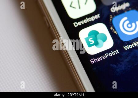 Das Symbol für die mobile Microsoft SharePoint-App wird auf einem Smartphone angezeigt. Stockfoto