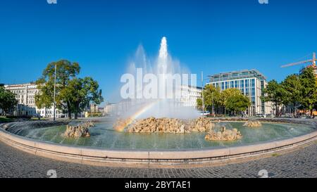 Panoramablick auf den Hochstrahlbrunnen am Schwarzenbergplatz in der Innenstadt von Wien beleuchtet von Sonnenuntergang, Österreich, Nahaufnahme, blau s Stockfoto