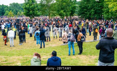 Amsterdam, Niederlande. Juni 2020. Tausende von Manifesten versammeln sich im Nelson Mandela Park. Schätzungsweise 11.500 Teilnehmer versammelten sich friedlich im Nelson Mandela Park zur zweiten Black Lives Matter-Manifestation in Amsterdam. Dieses Treffen wurde von den Bewohnern des Bijlmer, dem Bezirk mit der größten Bevölkerung von Afro-Niederländisch in Amsterdam organisiert. Seit Jahrzehnten sind Mitglieder der schwarzen Gemeinschaft in der Bijlmer Opfer von Diskriminierung, Repression und Rassismus. Kredit: Steppeland/Alamy Live News Stockfoto