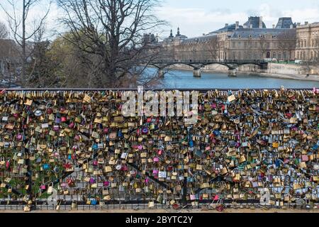 'Lovelocks' auf der Pont Neuf über der seine in Paris, Frankreich, bevor sie entfernt wurden Stockfoto