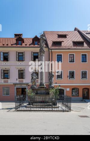 Marienheiligtum mit der Statue des heiligen Rocco und des heiligen Antonius - Skofja Loka, Slowenien Stockfoto