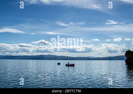 Fischer fischen allein auf dem Ohridsee an einem bewölkten Sommertag, Stadt Ohrid, Republik Nordmazedonien (FYROM) Stockfoto