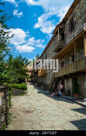 Dilijan, Armenien - Juli 2019: Alte Dilijan street view und Touristen. Dilijan ist ein beliebter Tourismus Stadt für Wandern und Trekking. Stockfoto